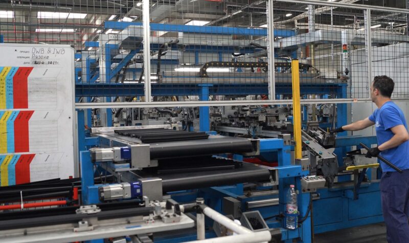 Daling productie industrie neemt iets af