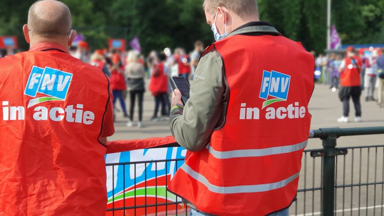 Medewerkers metalektro bereiden estafettestakingen voor