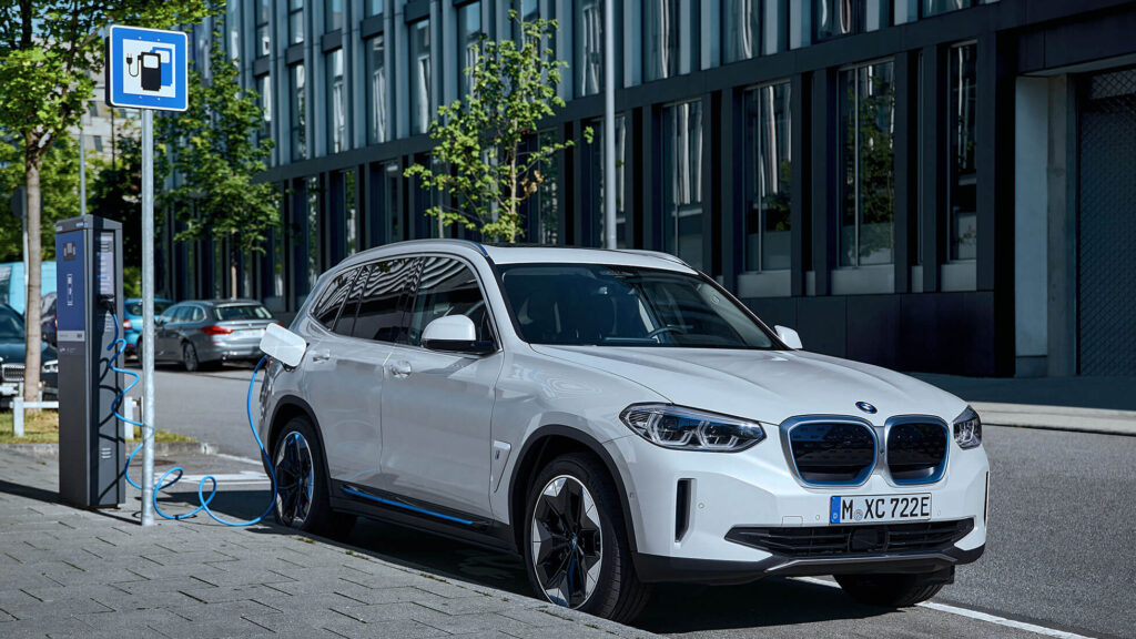 Tenneco levert ophangingstechnologie voor eerste volledig elektrische SUV van BMW