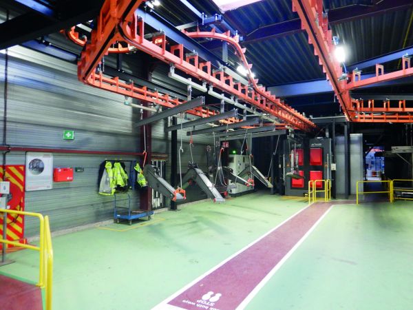Laatste mini-kranen lopen van de band bij Hitachi in Oosterhout
