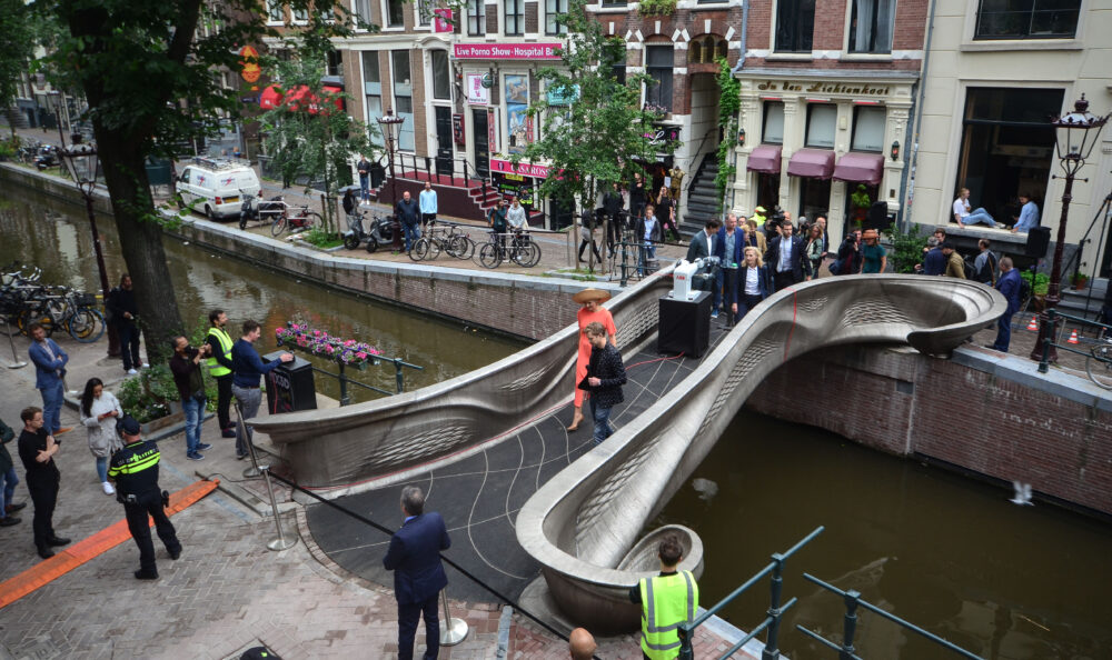 Koningin opent eerste 3D-geprinte stalen brug