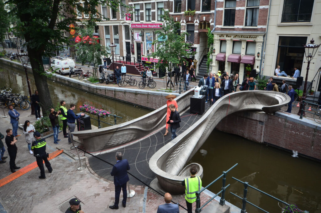 Koningin opent eerste 3D-geprinte stalen brug