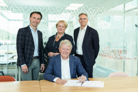 Ondertekening overeenkomst VADO Beheer en Orangeworks door (v.l.n.r.) Koen Verstegen, Mirjam van Dijk en Aart Fortanier. Zittend: Jan de Wringer.