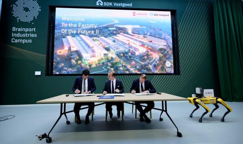 Handtekeningen worden gezet onder de plannen voor uitbreiding van de Brainport Industries Campus