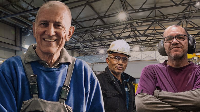 Drie mannen in een fabriekshal