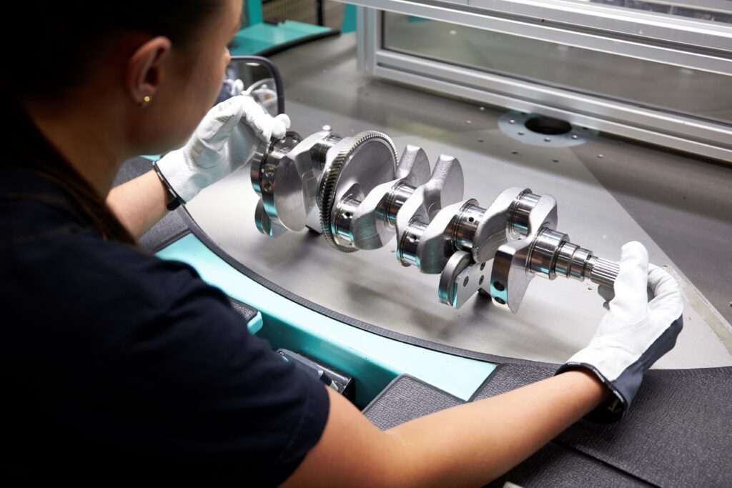 Kwaliteitscontrole van de krukas in een fabriek van Volvo Cars