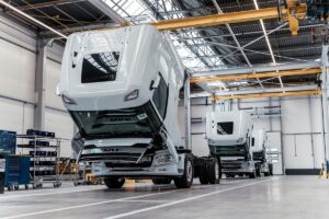 DAF trucks in een rij achter elkaar in een fabriekshal voor assembleren