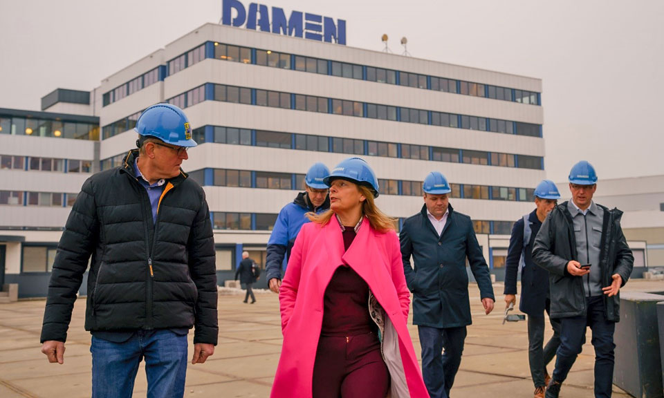 Gedeputeerde Jeannette Baljeu bij 
Damen Shipyards