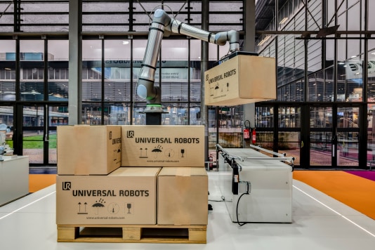 Robot van universal robots verplaatst dozen