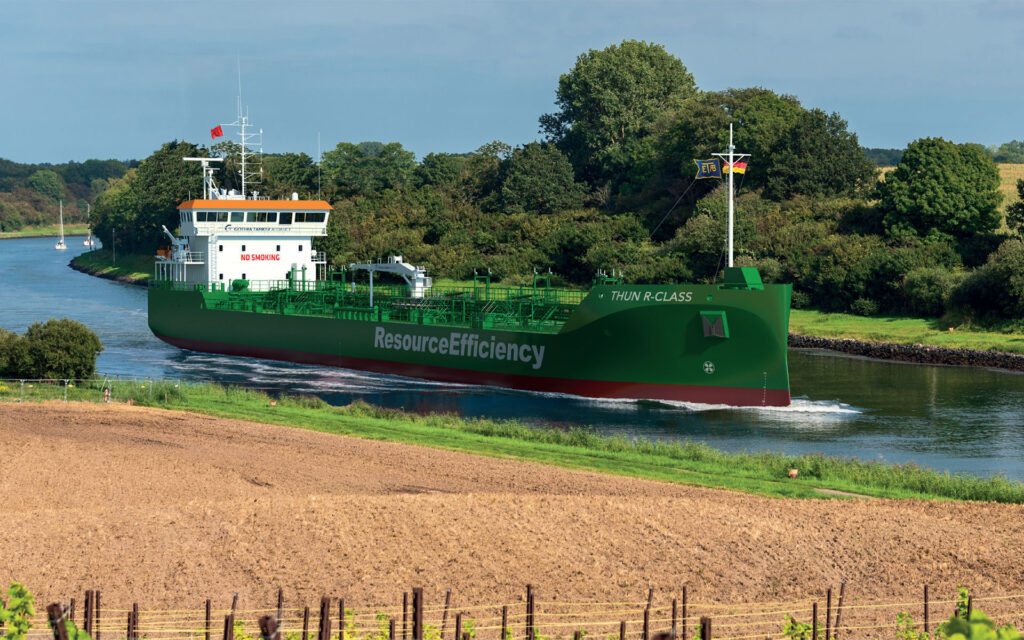 Een schip van Ferus Smit die voorbij vaart