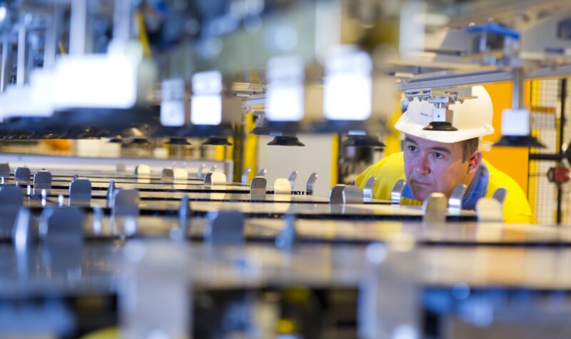 Medewerker van Tata Steel kijkt naar metaalplaten