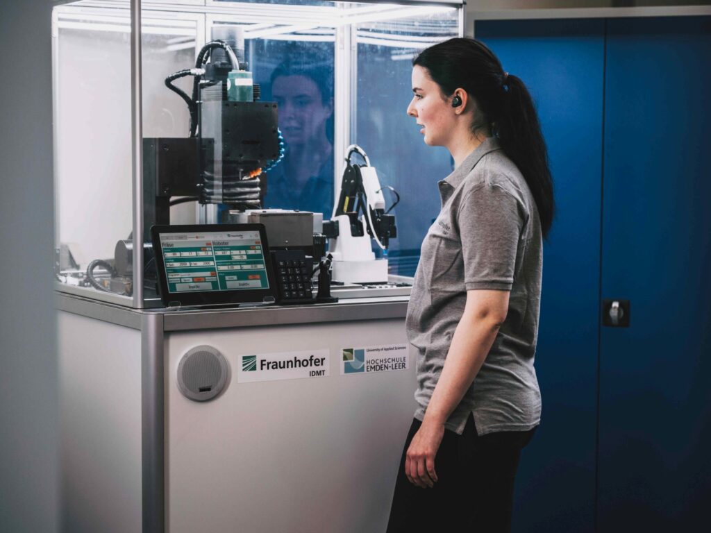 Machines zoals dit freesbewerkingscentrum kunnen worden bestuurd met behulp van spraakherkenningssystemen en audiotechnologie van Fraunhofer IDMT in Oldenburg. Dit betrouwbare systeem kan snel en eenvoudig worden aangepast aan de behoeften van de klant. (Foto: Fraunhofer IDMT / Anika Bödecker)
