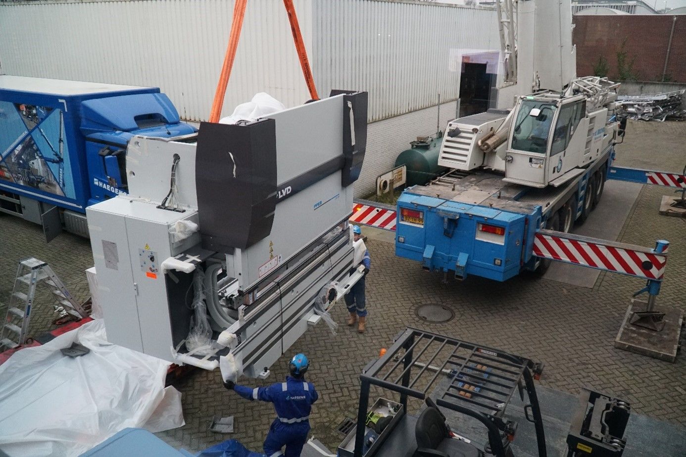 Eerste van de drie kantbanken arriveert bij Van den Brink Barneveld