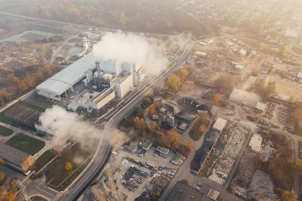 Luchtfoto van een fabriek met rook uit de pijpen