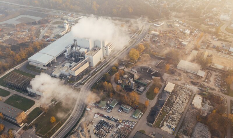 Luchtfoto van een fabriek met rook uit de pijpen