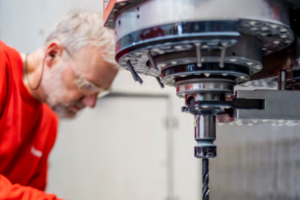Medewerker van Hawo aan het werk