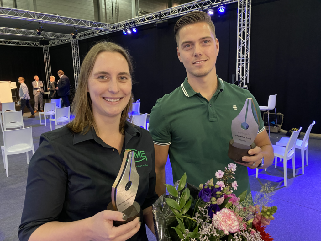 Nikki van der Zouw en Robin Segers, de winnaars tijdens de vorige editie, met hun award. (Foto: De Nederlandse Metaal Dagen)