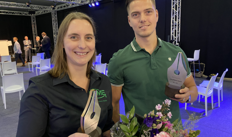 Nikki van der Zouw en Robin Segers, de winnaars tijdens de vorige editie, met hun award. (Foto: De Nederlandse Metaal Dagen)