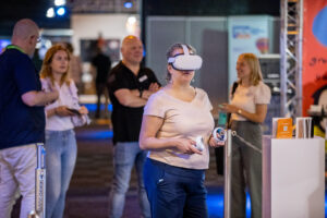 Vrouw met een VR-bril op bij een beursstand