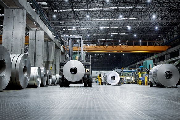 Fabriekshal met rollen staal van Tata Steel
