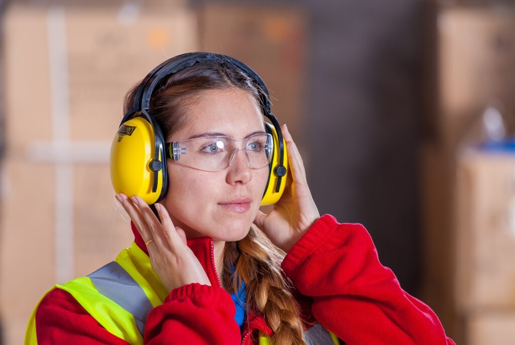 Vrouw met koptelefoon op