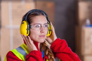 Vrouw met koptelefoon op