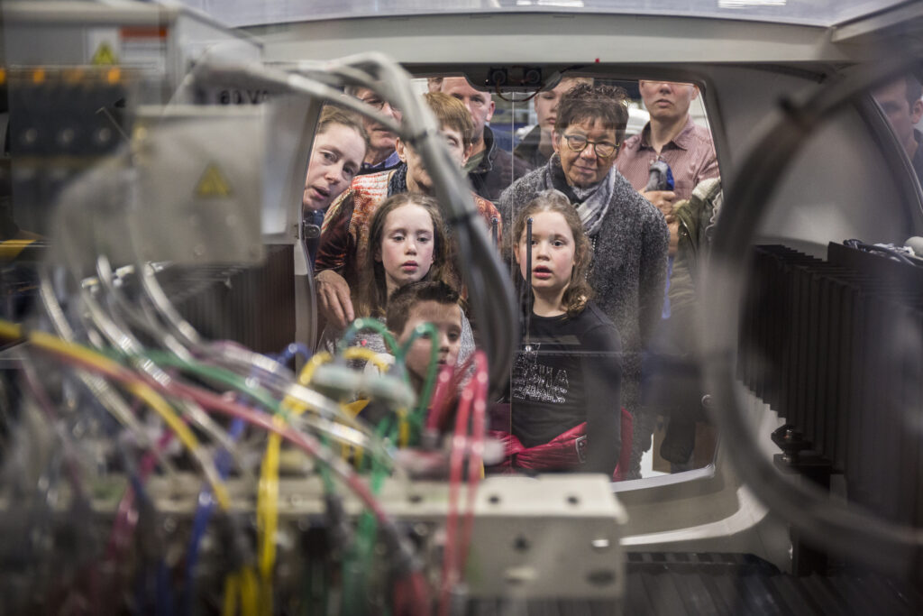 Publiek kijkt naar bedrading van een machine