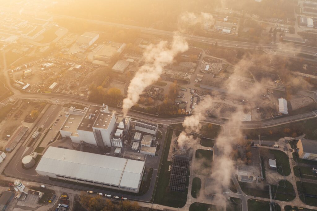 Bovenaanzicht van een vervuilende fabriek