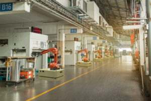 Mobiele robots in een fabriekshal
