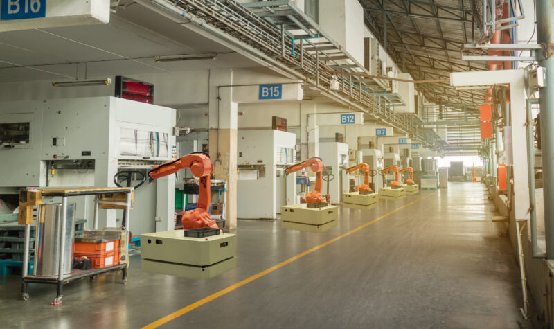 Mobiele robots in een fabriekshal