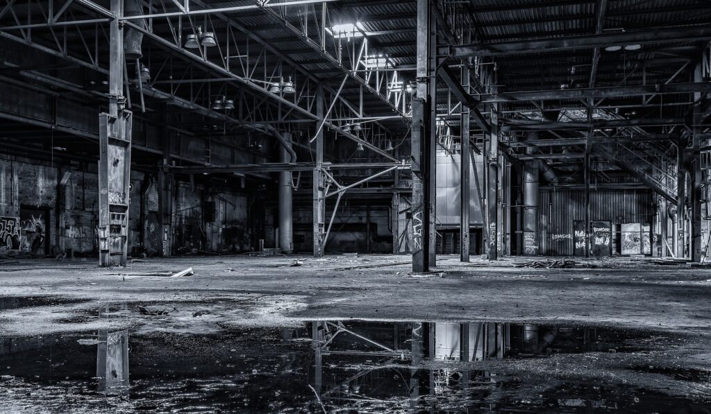 Een lege verlaten fabriekshal