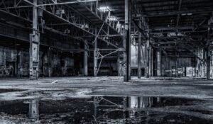 Een lege, verlaten fabriekshal