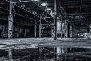 Een lege, verlaten fabriekshal