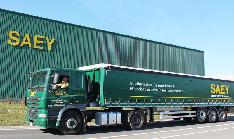 Vrachtwagen van Saey voor een pand van het bedrijf