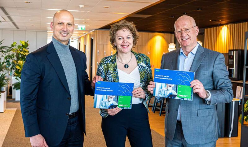 Tjark Tjin-A-Tsoi (CEO TNO) overhandigt TNO's rapport ‘De waarde van de Nederlandse industrie’ aan Ingrid Thijssen (voorzitter VNO-NCW) en Theo Henrar (voorzitter FME)