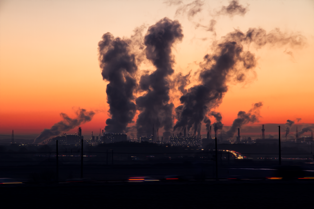 Industrieterrein met rookpluimen